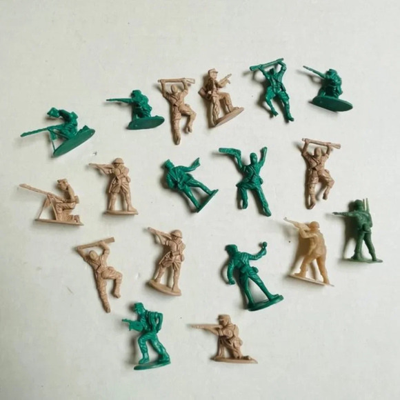 Green Tan Plastic Mini Soldiers 18 Pieces Kids Toy Mini Figures - Picture 2 of 5